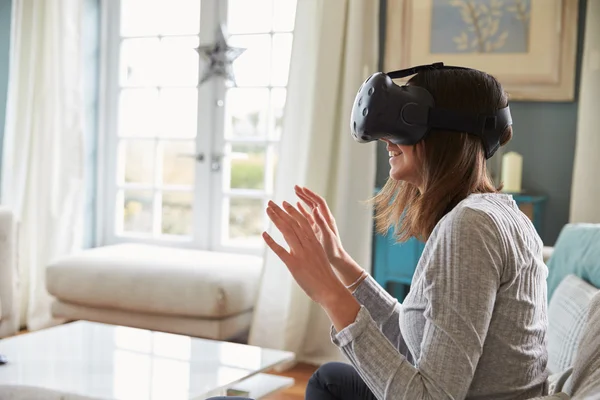 Женщина в наушниках виртуальной реальности — стоковое фото