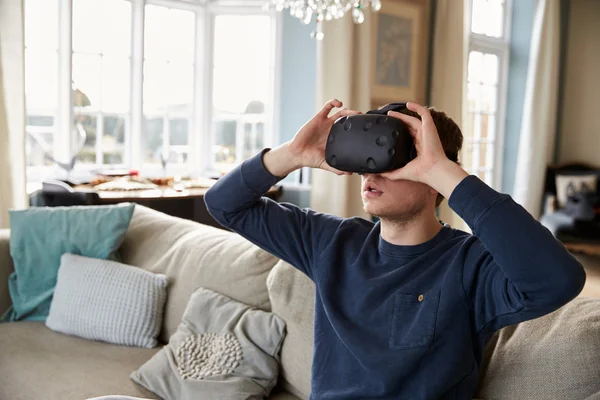 Hombre con auriculares de realidad virtual — Foto de Stock