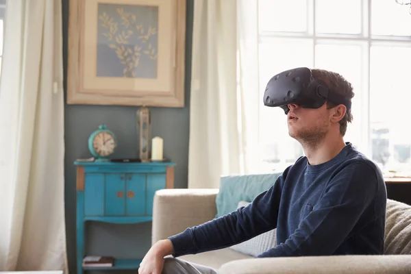Homem vestindo fone de ouvido realidade virtual — Fotografia de Stock