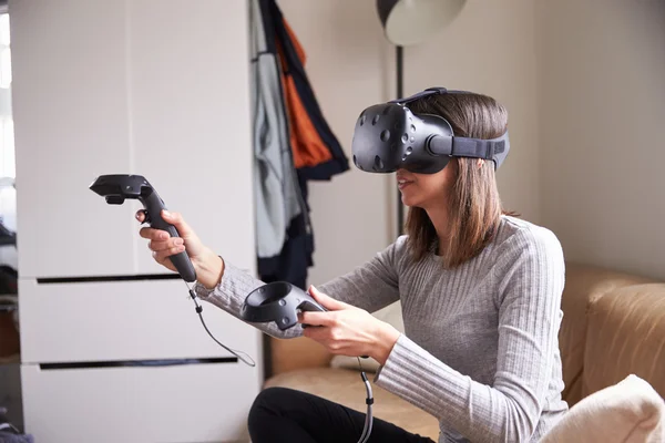 Vrouw met een virtual reality-headset — Stockfoto