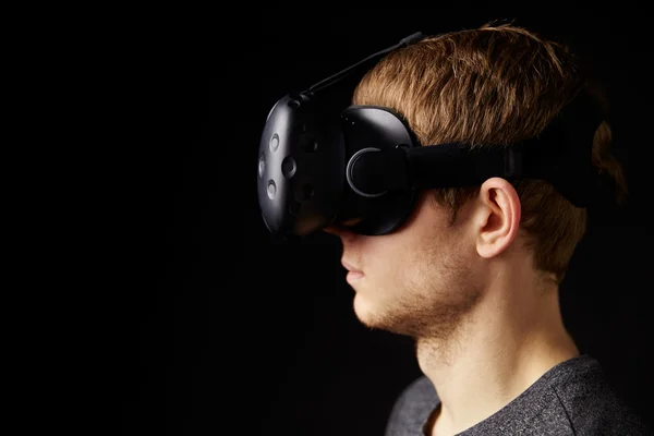 Людина в гарнітурі віртуальної реальності в студії — стокове фото