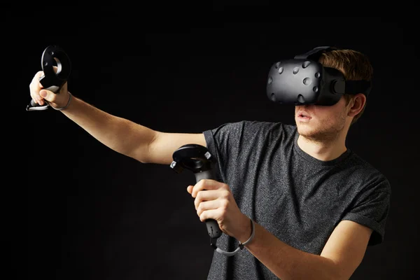 Hombre con auriculares de realidad virtual — Foto de Stock