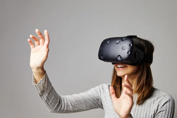 Vrouw met een virtual reality-headset — Stockfoto