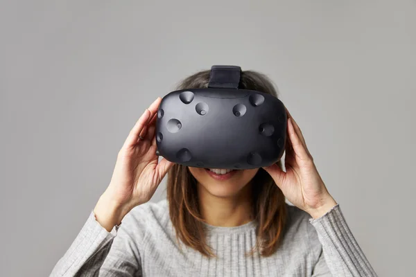 Vrouw met een virtual reality-headset — Stockfoto