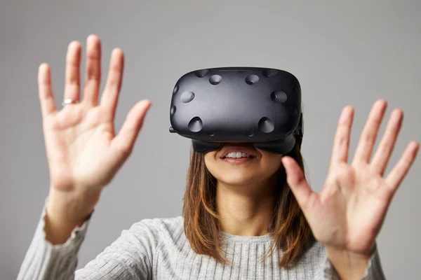 Vrouw met een virtual reality-headset — Stockfoto