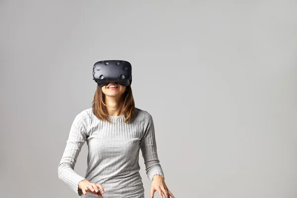 Mulher vestindo fone de ouvido realidade virtual — Fotografia de Stock