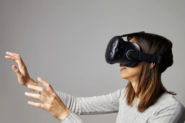 Mujer con auriculares de realidad virtual — Foto de Stock