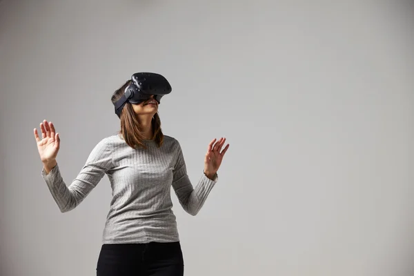 Mujer con auriculares de realidad virtual — Foto de Stock