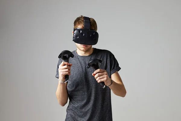 Man bär virtuell verklighet headset — Stockfoto