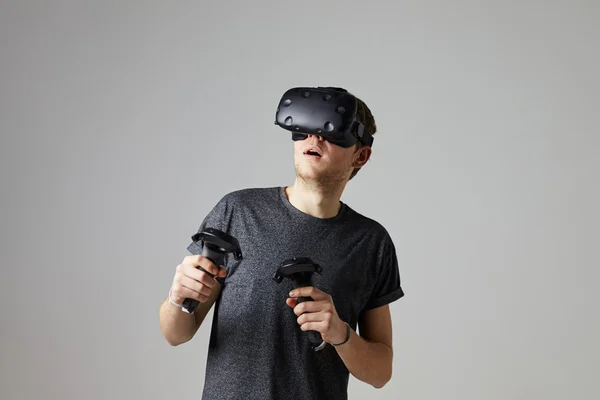 Hombre con auriculares de realidad virtual — Foto de Stock