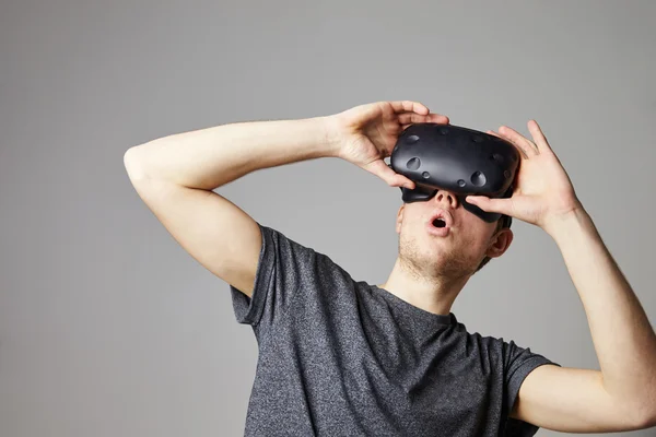 Человек с гарнитурой виртуальной реальности в студии — стоковое фото