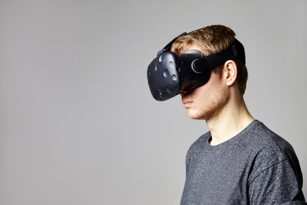 Людина в гарнітурі віртуальної реальності в студії — стокове фото