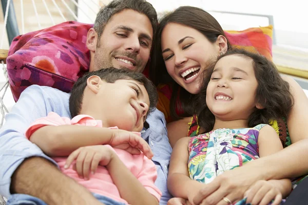 Familia que relaja en hamaca del jardín —  Fotos de Stock