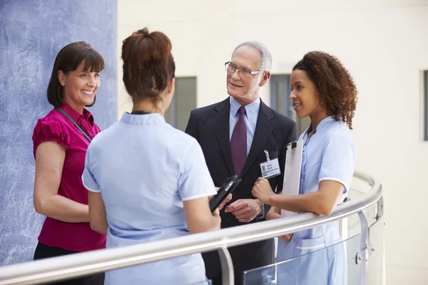 Berater treffen sich mit Krankenschwestern — Stockfoto