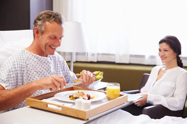 Paciente masculino comiendo comida de la bandeja — Foto de Stock