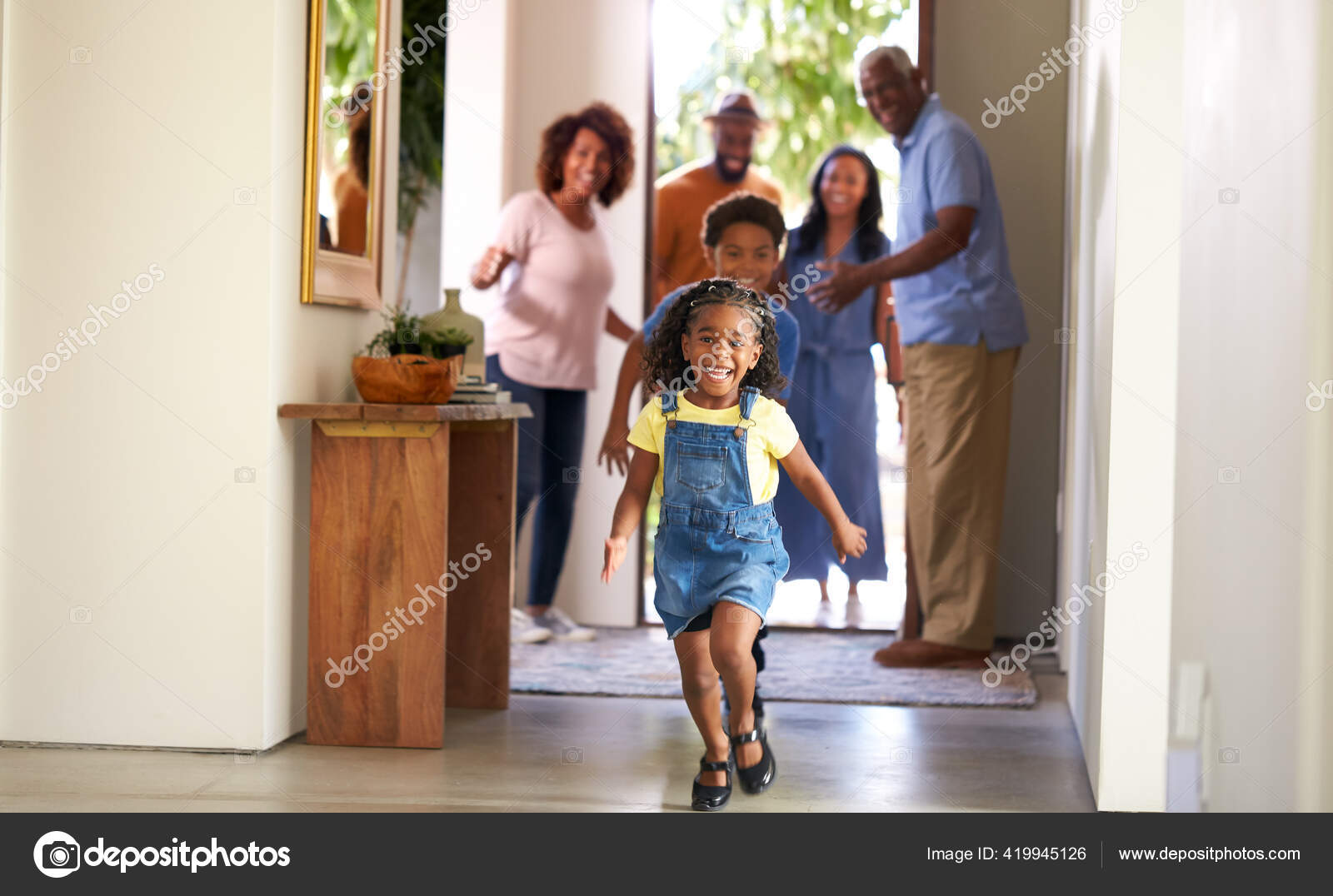 노부모가 달려오는 아이들을 방문하다 — 스톡 사진 © monkeybusiness #419945126