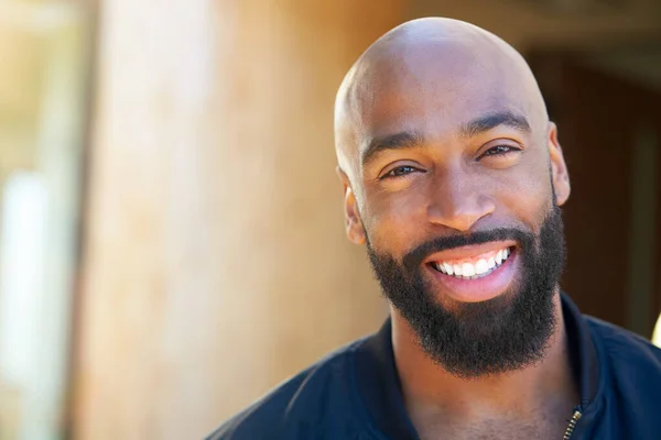 Portret Van Glimlachende Afro Amerikaanse Man Buiten Tuin Thuis — Stockfoto