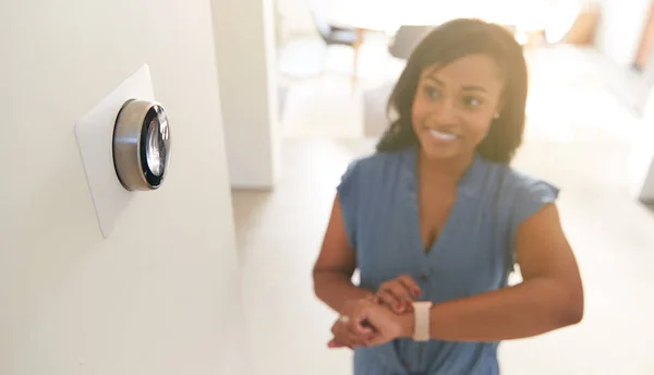 Frau Stellt Digitales Heizungs Thermostat Mit Smart Watch Hause Ein — Stockfoto