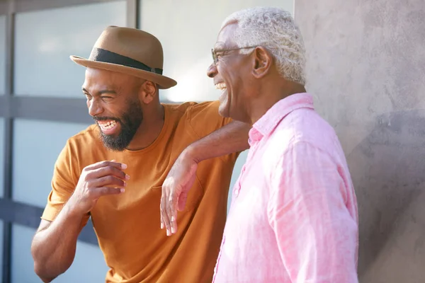 Senior Vader Praten Lachen Met Volwassen Zoon Tuin Thuis — Stockfoto