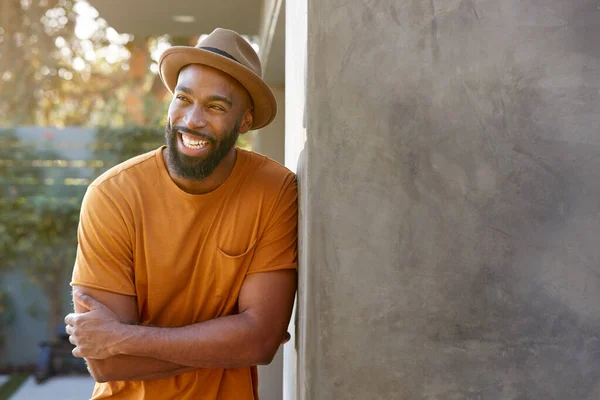 Porträt Eines Lächelnden Afroamerikaners Mit Hut Heimischen Garten — Stockfoto