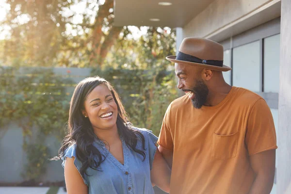 Gülümseyen Afrikalı Amerikalı Bir Çiftin Portresi Bahçede Konuşup Gülüyorlar — Stok fotoğraf