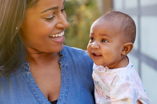 Leende Afroamerikansk Mor Gosande Och Leker Med Bebis Dotter Trädgården — Stockfoto