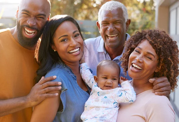 Retrato Abuelos Con Padres Adultos Nieta Bebé Jardín Casa Juntos —  Fotos de Stock