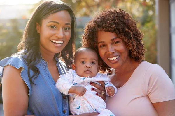 Porträtt Mormor Med Vuxen Dotter Och Barnbarn Trädgården Hemma Tillsammans — Stockfoto