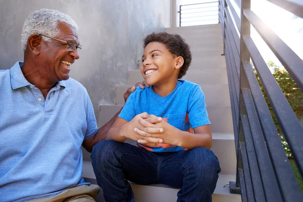 Büyükbaba Torunu Merdivenlerde Oturup Dışarıda Konuşuyorlar — Stok fotoğraf