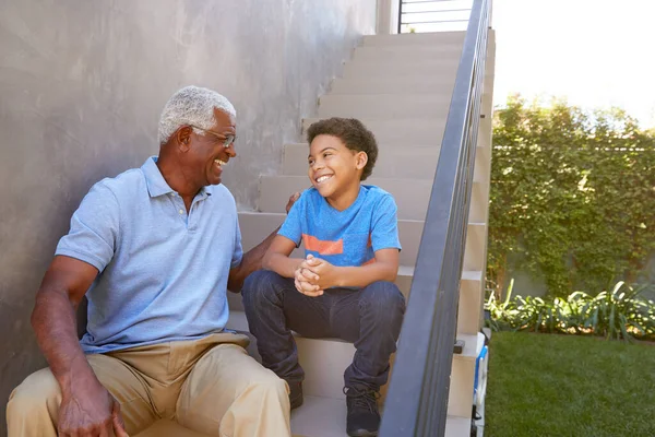 Großvater Mit Enkel Sitzen Auf Steps Und Talking Outdoor Hause — Stockfoto