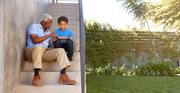 Avô Com Neto Sentado Degraus Livre Casa Usando Tablet Digital — Fotografia de Stock