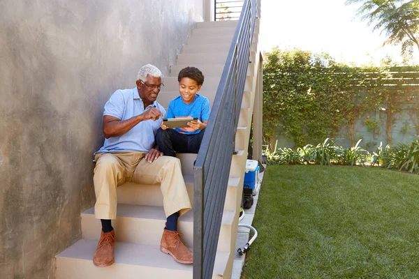 Avô Com Neto Sentado Degraus Livre Casa Usando Tablet Digital — Fotografia de Stock