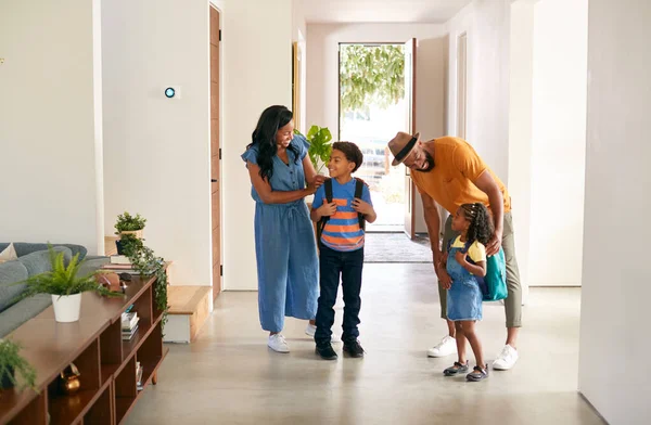 Pais Dizem Adeus Crianças Quando Saem Casa Para Escola — Fotografia de Stock