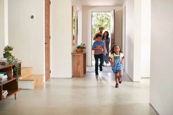 Föräldrar Säger Adjö Till Barn Som Lämnar Hemmet För Skolan — Stockfoto