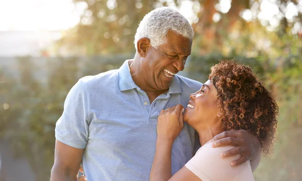 Porträt Eines Lächelnden Afroamerikanischen Senioren Paares Garten Hause — Stockfoto