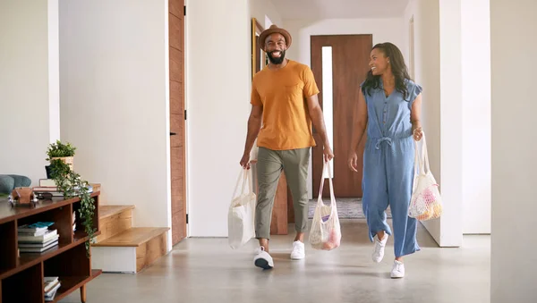 Casal Transportando Sacos Compras Algodão Reutilizável Retuning Home — Fotografia de Stock