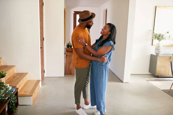 热爱非洲裔美国人在家里的大厅里拥抱和跳舞 — 图库照片
