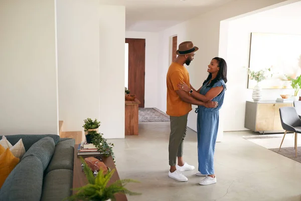 Amante Casal Afro Americano Abraçando Dançando Salão Casa — Fotografia de Stock