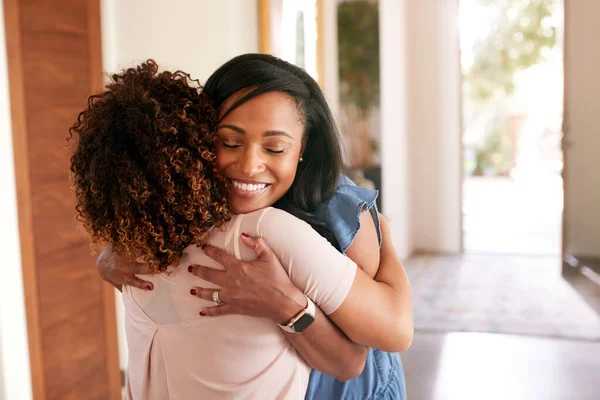 Loving Senior Mutter Hugging Erwachsene Tochter Drinnen Bei Zuhause — Stockfoto