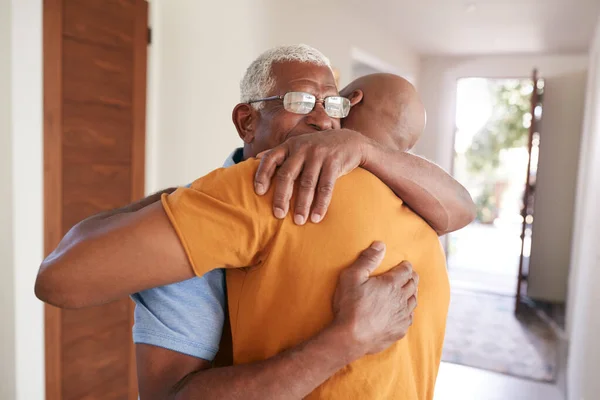 Amorevole Padre Anziano Abbraccio Adulto Figlio All Interno Casa — Foto Stock