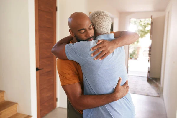 Amorevole Padre Anziano Abbraccio Adulto Figlio All Interno Casa — Foto Stock