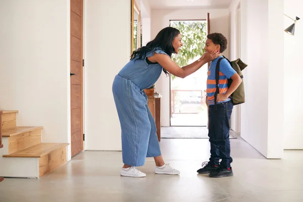 Mother Saying Goodbye Son Leaves Home School — Stock Photo, Image
