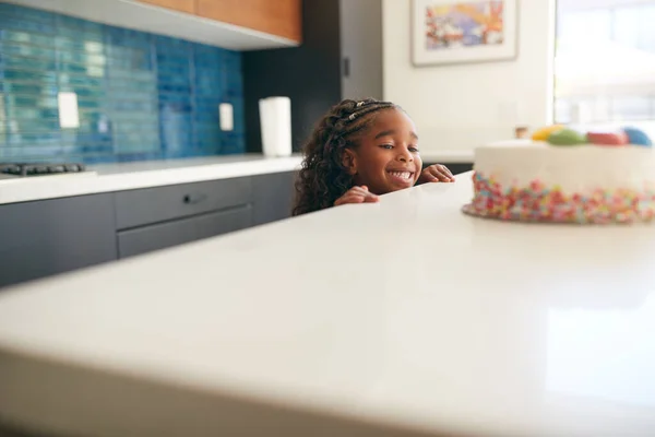 Mädchen Versteckt Sich Hinter Küchentheke Und Wirft Hinterhältigen Blick Auf — Stockfoto