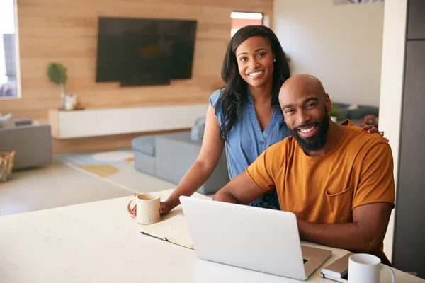 Porträtt Afroamerikanska Par Som Använder Laptop För Att Kontrollera Ekonomin — Stockfoto