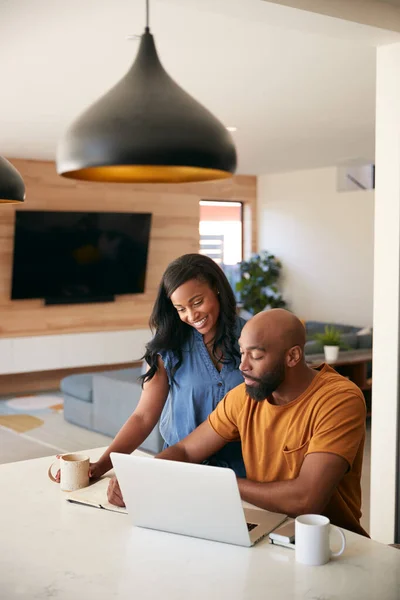 Pareja Afroamericana Usando Ordenador Portátil Para Comprobar Las Finanzas Casa —  Fotos de Stock