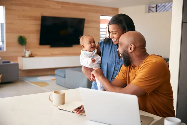 Familia Afroamericana Con Bebé Hija Usando Ordenador Portátil Para Comprobar — Foto de Stock