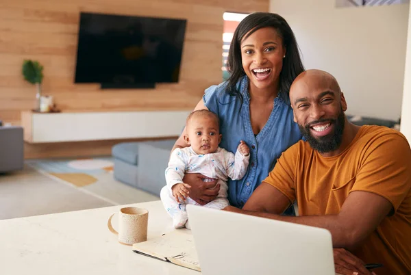 用笔记本电脑检查家中财务情况的非洲裔美国家庭及其女儿的肖像 — 图库照片