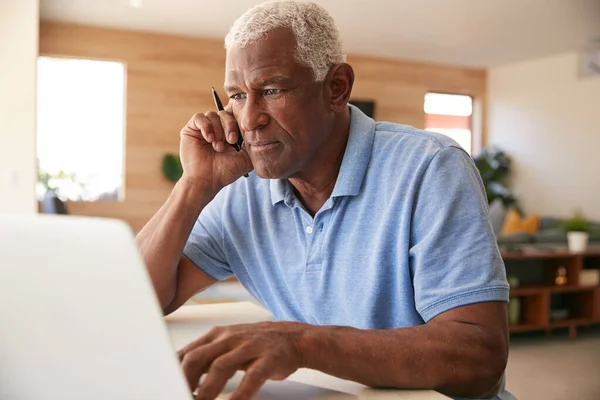 Homem Africano Americano Sênior Usando Laptop Para Verificar Finanças Casa — Fotografia de Stock