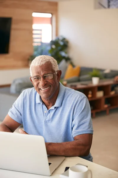 Retrato Homem Afro Americano Sênior Usando Laptop Para Verificar Finanças — Fotografia de Stock