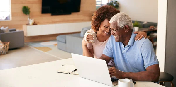 Coppia Afroamericana Anziana Che Utilizza Computer Portatile Controllare Finanziamenti Casa — Foto Stock